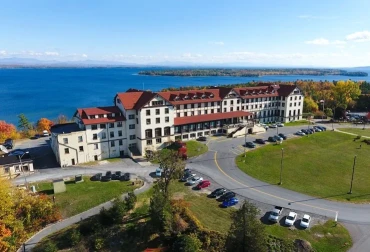 Campus universitario en Estados Unidos para familias que evalúan actualizaciones de recruiting en agosto