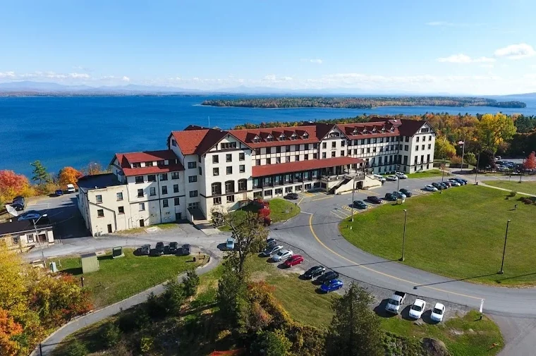 Campus universitario en Estados Unidos para familias que evalúan actualizaciones de recruiting en agosto