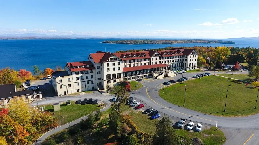 Campus universitario en Estados Unidos para familias que evalúan actualizaciones de recruiting en agosto