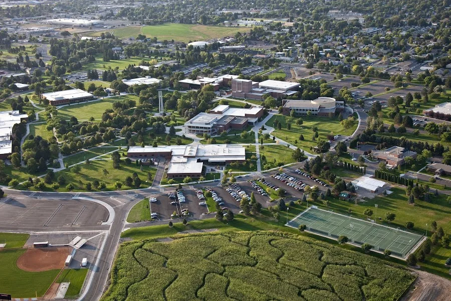 Campus universitario en Estados Unidos para comparar NCAA, NAIA y NJCAA